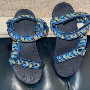 Teva hurricane boy Sandal Sz 4